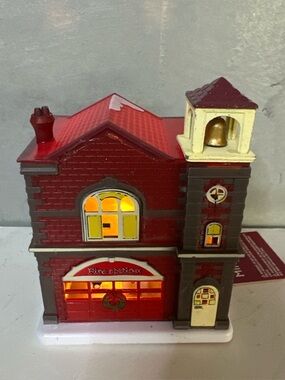 NWT COBBLESTONE CORNERS PLASTIC LIGHTED VILLAGE HOUSE